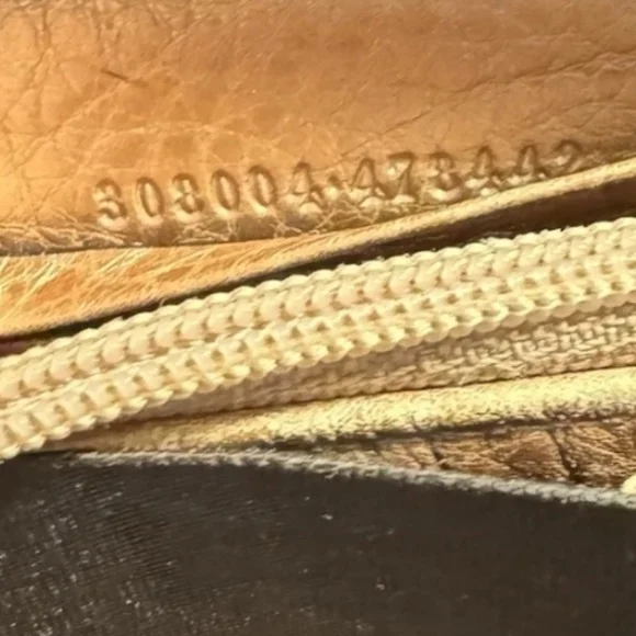 Gucci Pre Loved Embossed 'GGʻMetallic  ROSE GOLD COLOR Leather Wallet - Picture 5 of 7